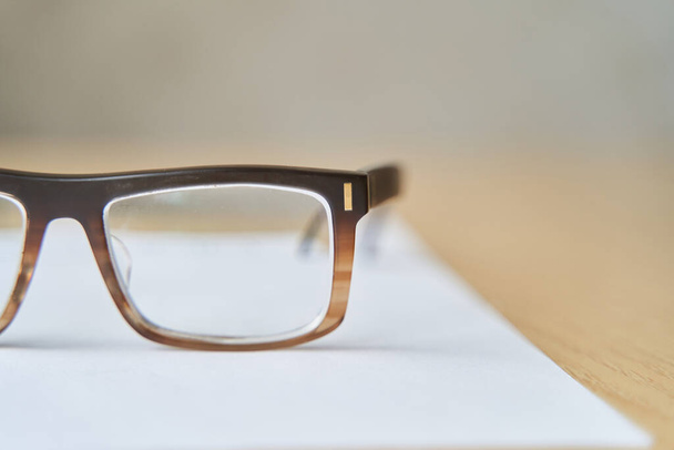 Marco de gafas marrón de moda. Gafas para miopía
.  - Foto, imagen