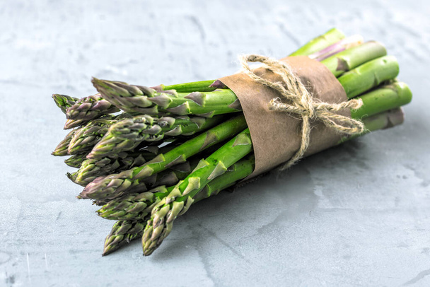 close-up view of bunch of fresh organic asparagus   - Φωτογραφία, εικόνα