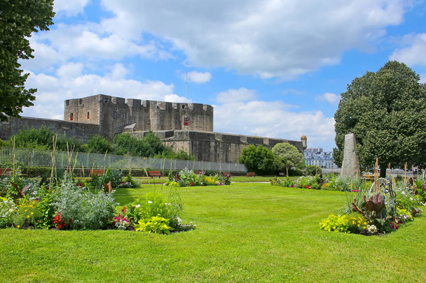 Kaunis julkinen puisto & puutarhat kukkia ja muita kasveja kasvaa, Chateau de Brest taustalla. Tämä on linnoitus Bretagne, Finistre, Ranska
. - Valokuva, kuva