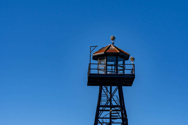 Więzienna wieża strażnicza Alcatraz z przodu lub z centrum wyspy - Zdjęcie, obraz