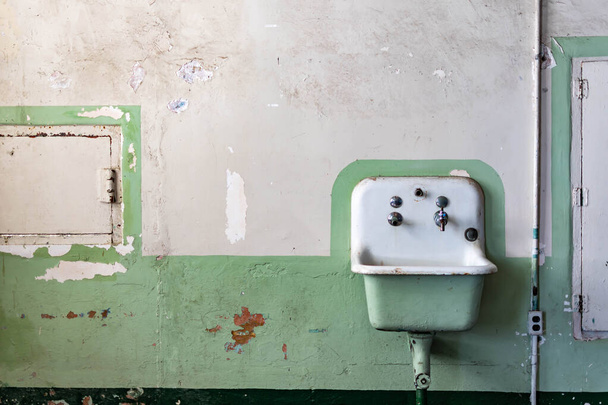 Fregadero viejo para lavarse las manos dentro de la zona de cocina del comedor del Edificio Cellhouse de la Prisión de Alcatraz San Francisco California Estados Unidos
 - Foto, imagen