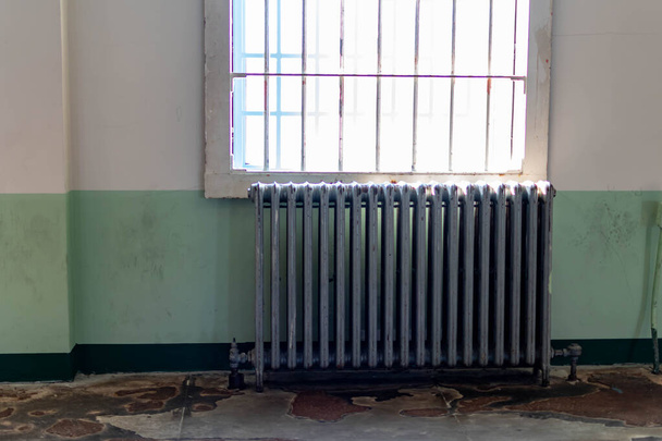 Régi vízmelegítő elhelyezett konyhájában a Pinceépület Alcatraz börtönben - Fotó, kép