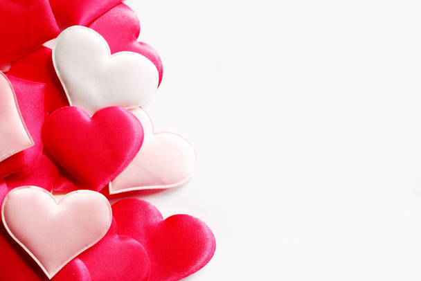 Kırmızı ve pembe kalplerin arkaplanı - Aşkın sembolleri yakın çekim makro görünümü - Fotoğraf, Görsel
