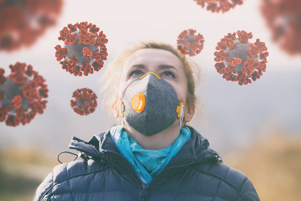 Vrouw met een echt anti-vervuiling en anti-virussen masker buiten. SARS COVID-19 pandemisch concept - Foto, afbeelding