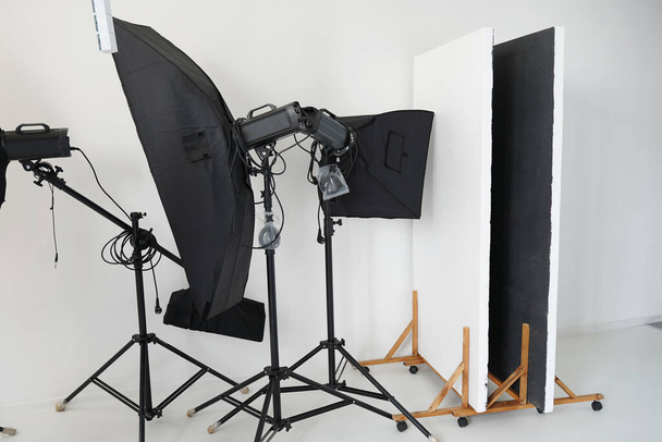 Основные инструменты для фотографии. Профессиональное фотографическое оборудование находится внутри мастерской в ожидании использования
. - Фото, изображение