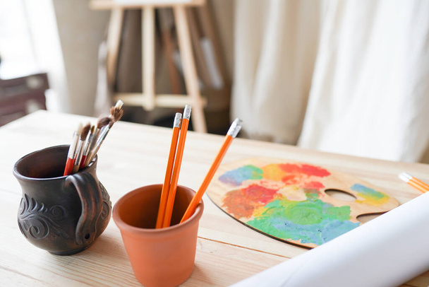 Pinceaux et palette d'artistes sur table en bois
 - Photo, image