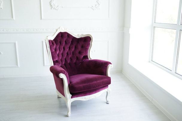 eleganter Sessel im luxuriösen, sauberen, strahlend weißen Interieur - Foto, Bild