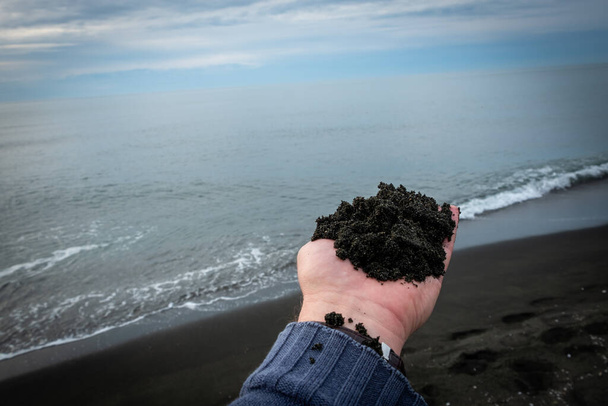 Praia de areia negra. Estância terapêutica na Geórgia. A aldeia de Ureki. Areia magnesizada tem propriedades curativas
. - Foto, Imagem