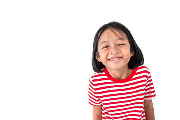 Portret uśmiechniętej dziewczynki odizolowanej na białym tle - Zdjęcie, obraz