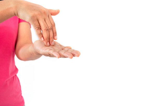 Під час епідемії коронавірусу (COVID-19) жінка миє руки алкогольним гелем ізольовано на білому тлі
 - Фото, зображення