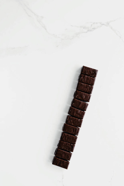 Sötét csokoládé cukorka elszigetelt fehér alapon, édes étel és desszert - Fotó, kép