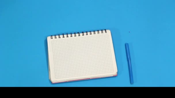 close-up handen schrijven coronavirus concept op notebook - Video