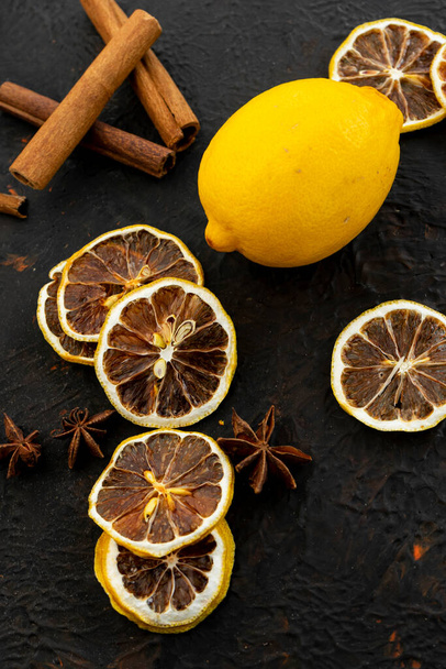 home preparation. sliced dried lemon, slices, natural fruit chips without sugar and spices - Foto, afbeelding