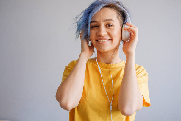 Rock stílusú nő fülhallgatóval zenét hallgatni - Fotó, kép