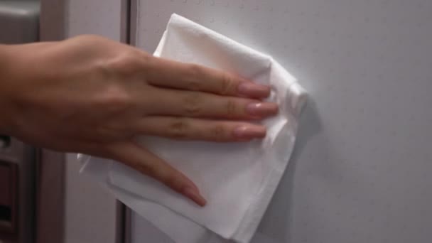 4k close up θηλυκό χέρι σκούπισμα του αεροσκάφους τουαλέτα πόμολο, συνήθεια καθαρισμού, βακτήρια στην πόρτα της τουαλέτας του αεροπλάνου, του ιού της κορώνας covid19, ανησυχία για τη δημόσια υγεία, έννοια, απολυμαντικά μαντηλάκια, εξάπλωση της ασθένειας - Πλάνα, βίντεο