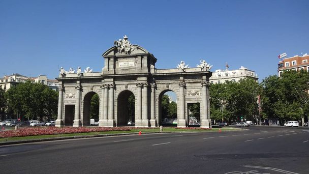 Madrid csodálatos építészete. A park, a palota és a spanyol főváros utcái igazságosak. Nagyszerű hely az utazásra. - Fotó, kép