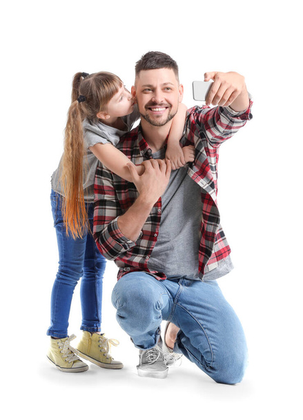 Muž a jeho malá dcera brát selfie na bílém pozadí - Fotografie, Obrázek