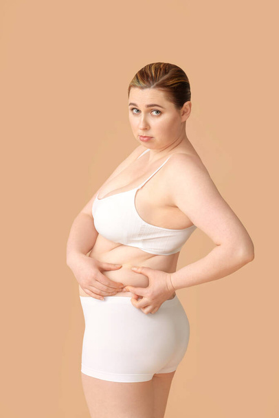 Žena s nadváhou na barevném pozadí. Koncept hubnutí - Fotografie, Obrázek