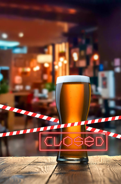 Cerrado debido a una pandemia. Los locales del pub están cubiertos con cinta roja y blanca
. - Foto, imagen
