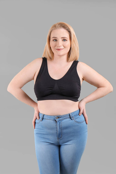 Overweight woman on grey background - Foto, Bild
