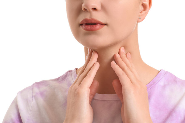 Giovane donna con problema della ghiandola tiroidea su sfondo bianco
 - Foto, immagini
