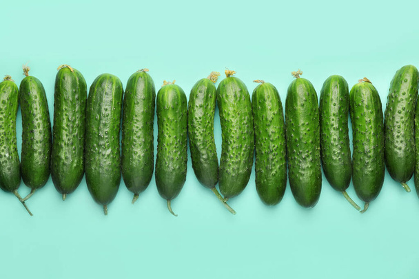 Green cucumbers on color background - Foto, imagen