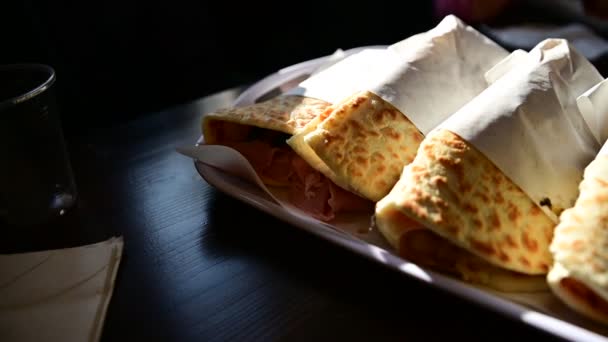 Video von gekochten leckeren Tacos in Tortilla, Essen auf Tablett auf dem Tisch - Filmmaterial, Video