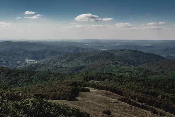 Droga z Mieczyzny zobaczyła przełęcz Orowicz na szczyt Smerek w Bieszczadach w Polsce - Zdjęcie, obraz