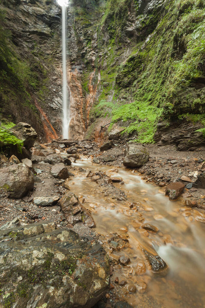 malý vodopád mezi lesem ve Val di Funes - Fotografie, Obrázek