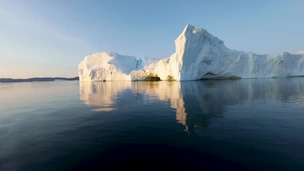 西グリーンランドのディスコ湾には、さまざまな形の巨大な氷山があります。彼らの情報源はヤコブスハーン氷河である。これは地球温暖化と氷の壊滅的な融解の現象の結果です  - 映像、動画