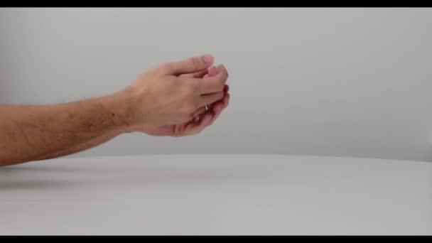 Ein Mann behandelt seine Hände mit Antiseptikum. Das Konzept des Coronavirus. Corona covid-19 Virenschutz-Seifenhandschuh-Kunst - Filmmaterial, Video
