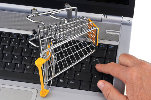 Концепція інтернет-магазинів з кошиком для супермаркетів на ноутбуці
 - Фото, зображення