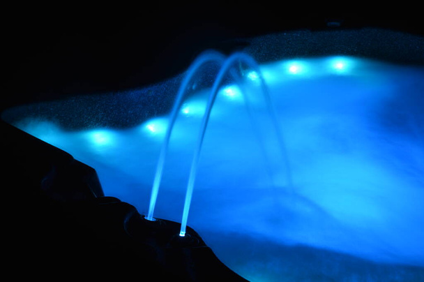 Крупный план спа-салона с ночным освещением
 - Фото, изображение