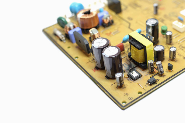 Plan fermé du circuit intégré cassé et endommagé sur la carte de circuit imprimé
. - Photo, image