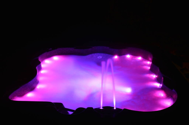 Closeup em um spa com iluminação interior à noite
 - Foto, Imagem