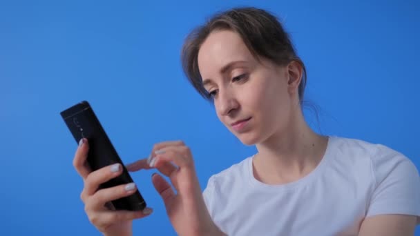Hidastus: nainen käyttää älypuhelinta, ottaa video chat, haastattelu, kuuleminen - Materiaali, video