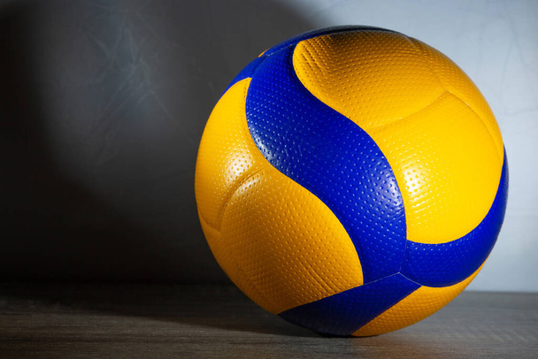 Синьо-жовтий м'яч на сірому фоні
 - Фото, зображення