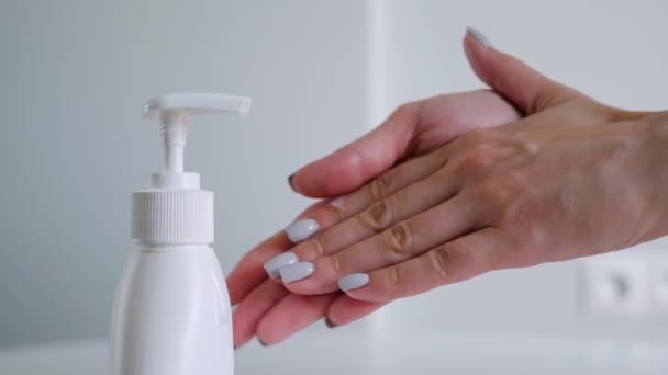 cámara lenta: mujer exprimiendo gel antiséptico en la palma de la mano, limpieza de las manos: primer plano
 - Metraje, vídeo