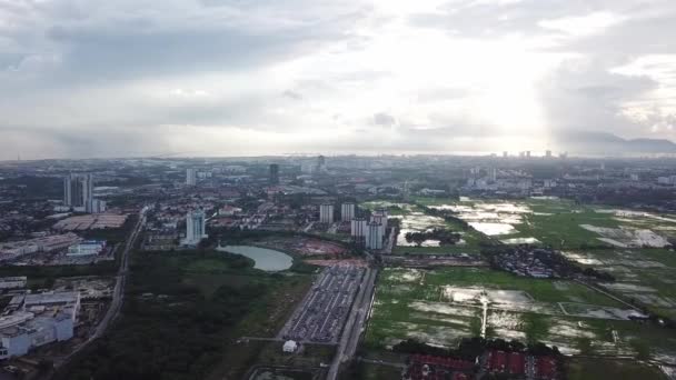 Aerial näkymä auringonsäde yli saaren ja paddy kentän Penang auringonlaskun aikana
. - Materiaali, video