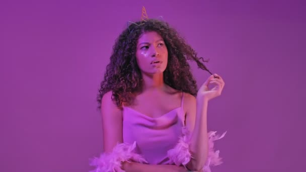 Positive thinking young african woman isolated over neon purple light have an idea. - Materiał filmowy, wideo