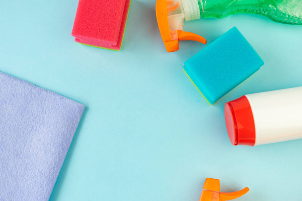 detergentes universais para o lar, o conceito de limpeza e limpeza no apartamento, sentado em casa
 - Foto, Imagem