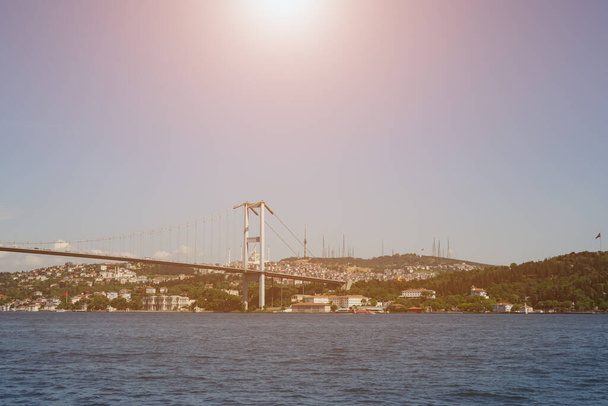İstanbul 'un Asya kesiminin denizden panoramik görüntüsü. Şehitlerin köprüsü 15 Temmuz 'da. Güneş ışığı - Fotoğraf, Görsel
