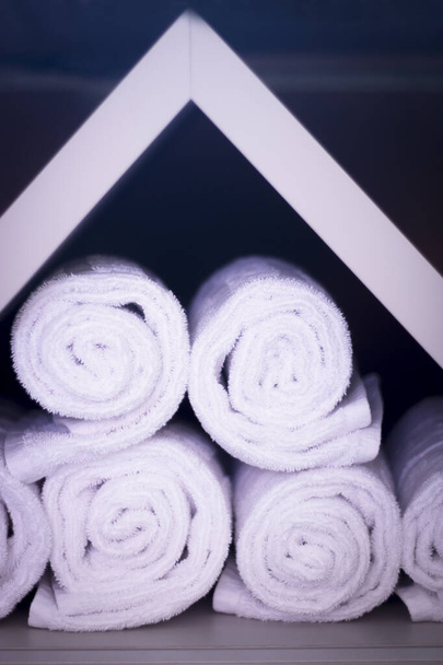 Bílé ručníky zabalené pro použití v tělocvičně. Žádní lidé - Fotografie, Obrázek