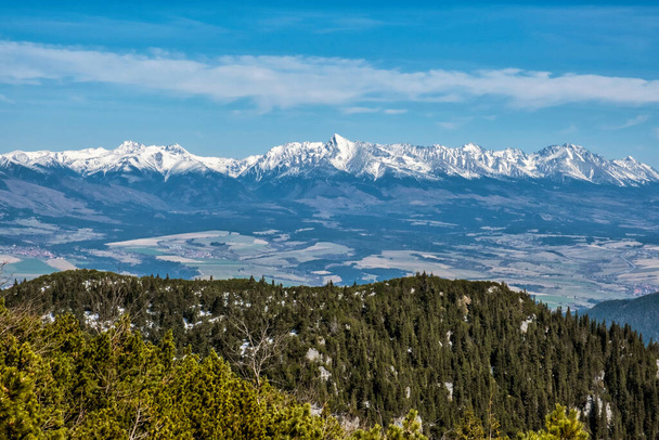Altos Tatras de las montañas de Baja Tatras, República Eslovaca. Tema de senderismo. Escena natural estacional
. - Foto, imagen