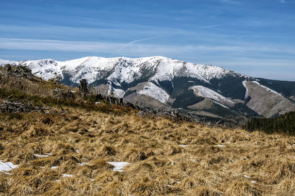 Cordillera baja de Tatras, República Eslovaca. Tema de senderismo. Escena natural estacional. - Foto, imagen