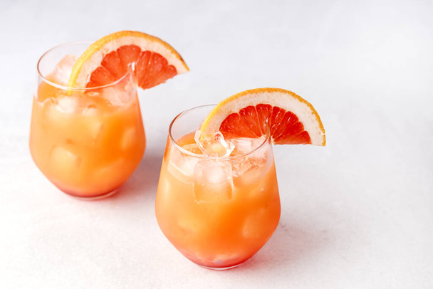 Szemüveg hideg és ízletes rózsaszín Grapefruit Juice díszített szelet érett Grapefruit hideg Juice vagy ital horizontális - Fotó, kép