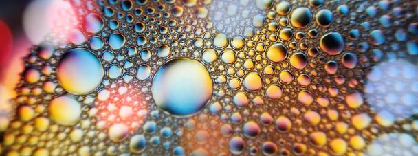 Hihetetlen háttér buborékok és hihetetlen színkombináció háttér. Reflexió a szappanbuborékok a víz felületén a képernyőn elképesztő hatású színek - Fotó, kép