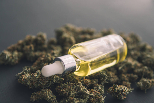 cannabis marijuana concept, macro, CBD medical OIL, Cannabis oil in pipette, - Foto, afbeelding