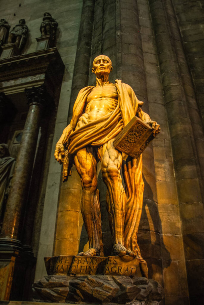 Aziz Bartholomew Anıtı. Milan Katedrali 'nin içinde kendi derisini taşıyor. - Fotoğraf, Görsel