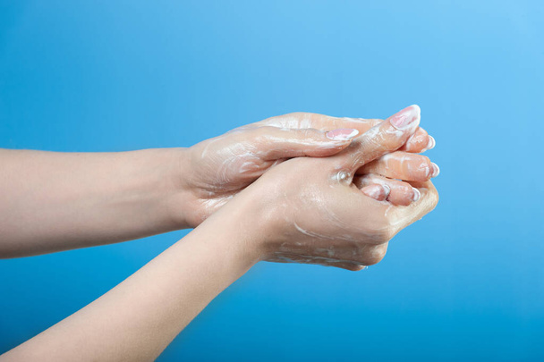 Kézmosás a vírus elleni védelem érdekében - Fotó, kép